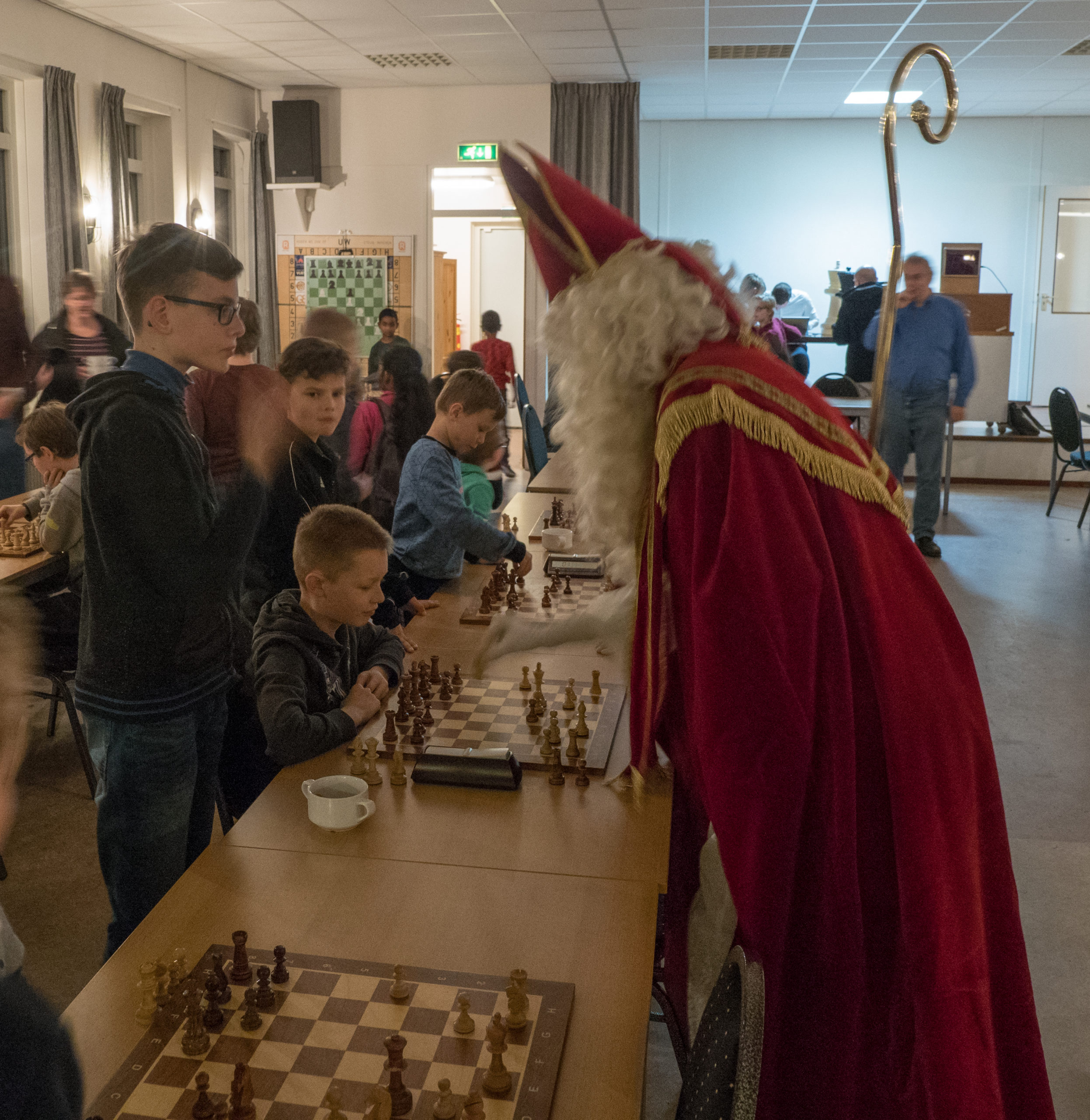 Sinterklaas bezoekt de jeugd, Theo wint de hoofdprijs