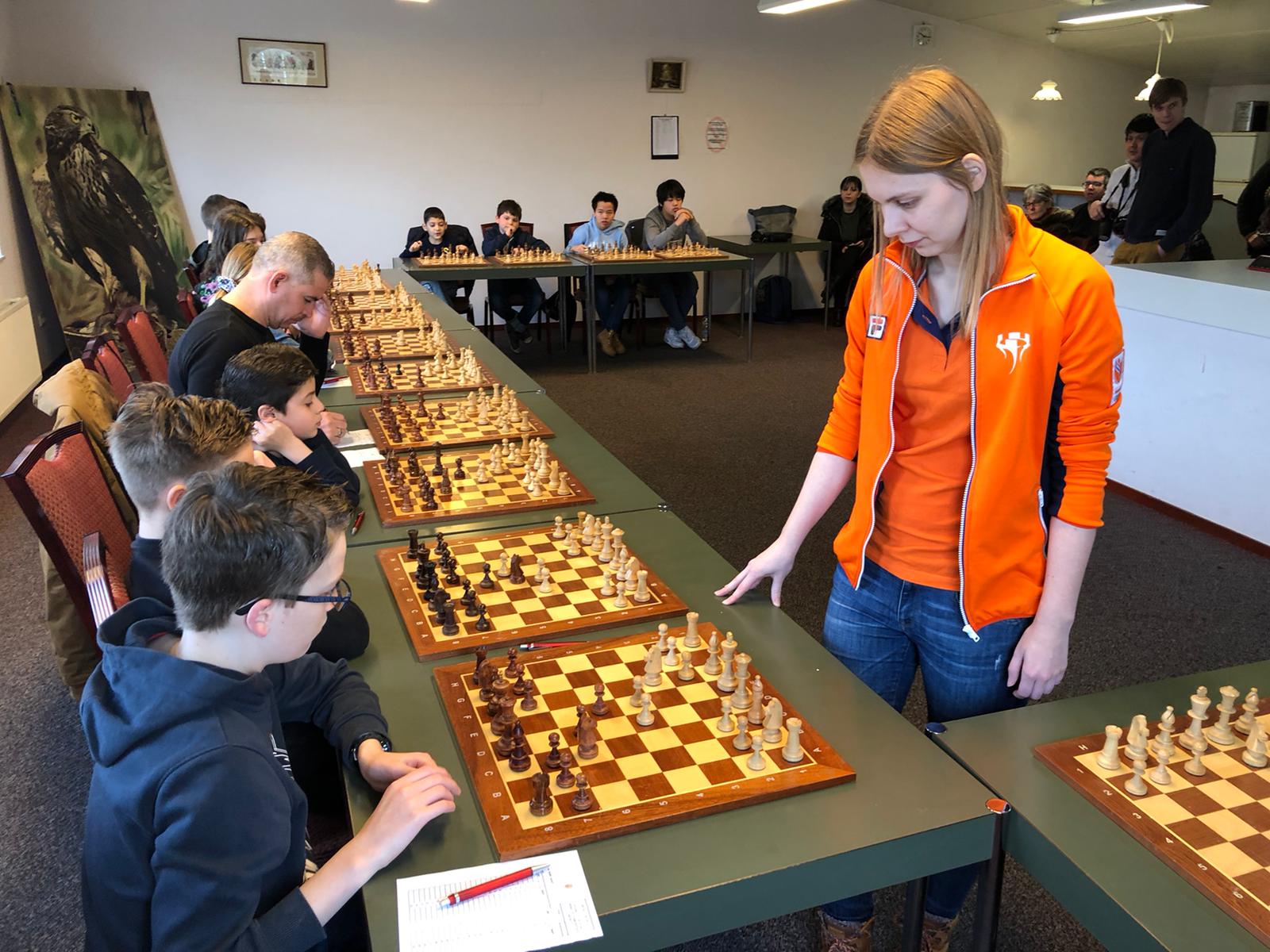 Anne Haast geeft Simultaan voor jeugdspelers in Sliedrecht