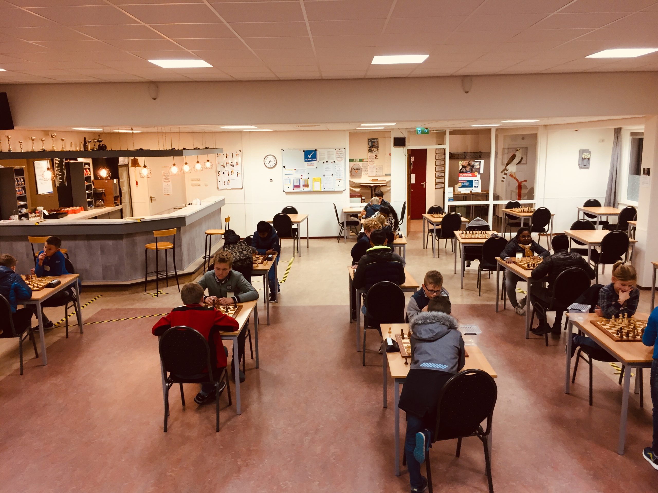 Sinterklaasletters vliegen over het bord bij de schaakjeugd